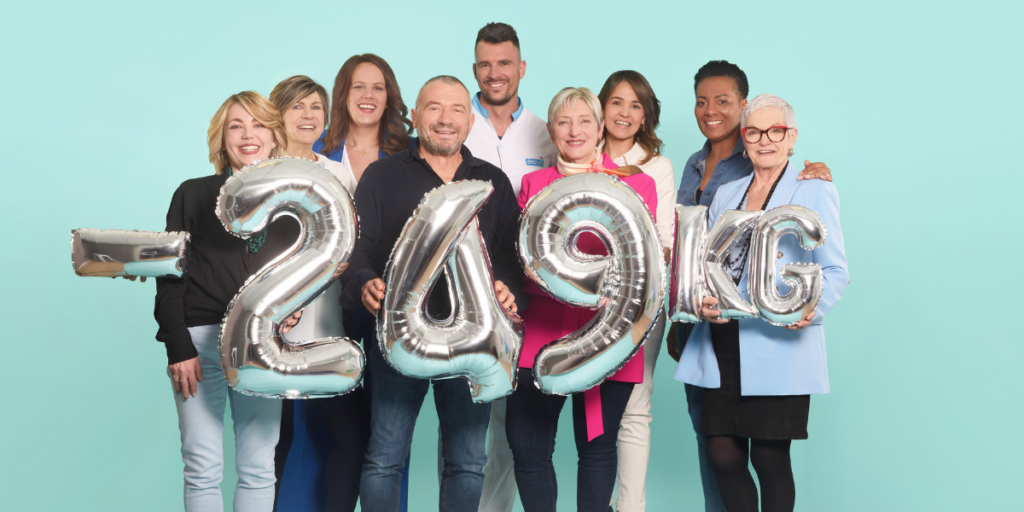 Les ambassadeurs de dietplus et leurs coachs prennent la pose avec des ballons symbolisant le poids qu'ils ont perdu grâce au rééquilibrage alimentaire.