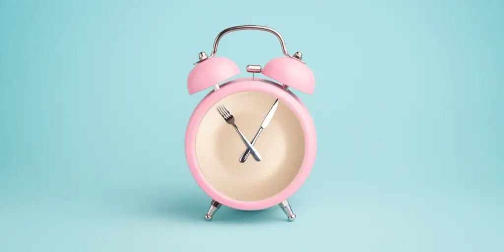 Réveil avec une fourchette et un couteau.